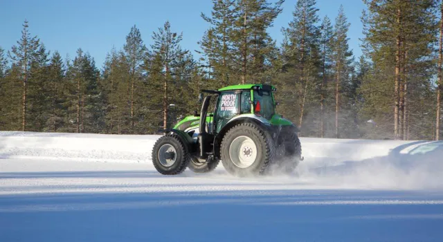 Bild: Nokian-Reifen fahren Weltrekord mit Traktor: 130,165 km/h
