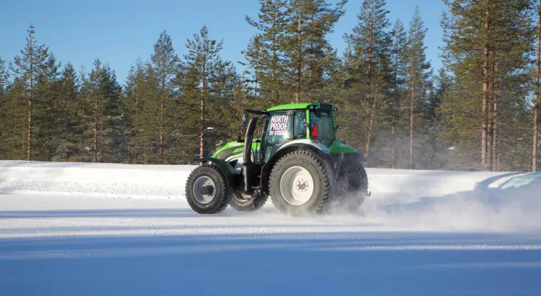 Bild: Nokian-Reifen fahren Weltrekord mit Traktor: 130,165 km/h