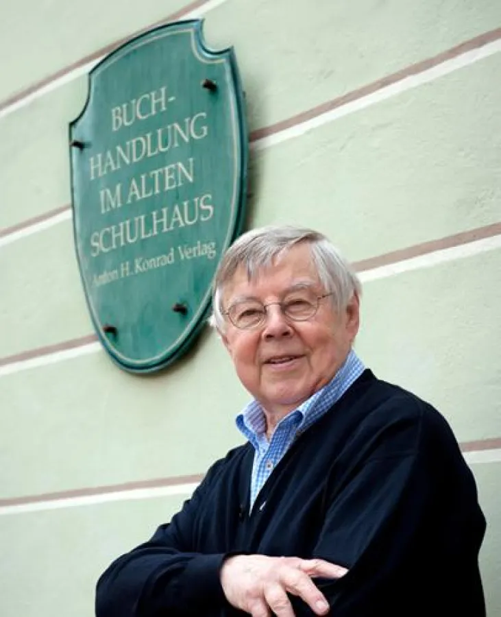 Anton H. Konrad vor dem Verlagssitz in Weißenhorn