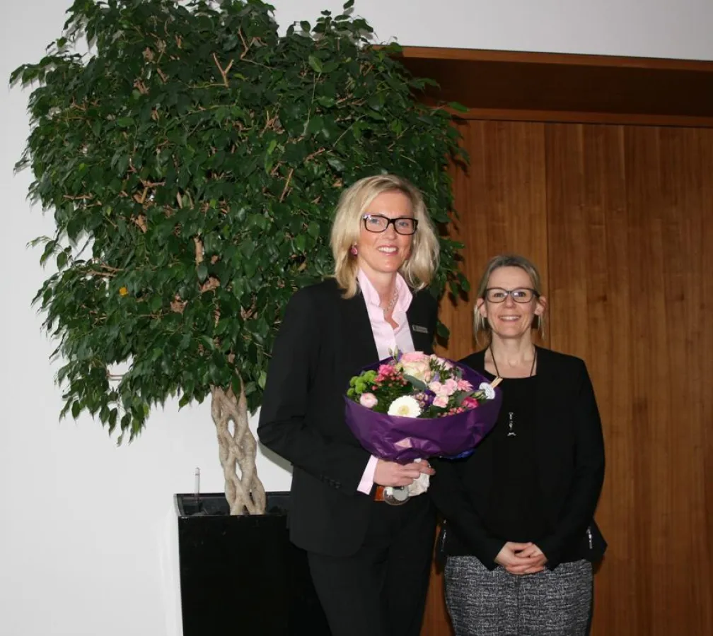 Katja Löhndorf, Bereichsleiterin Vertriebssteuerung/Marketing (r.), gratulierte zum Dienstjubiläum.