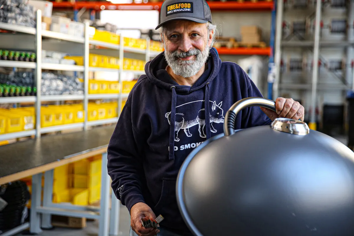 FIRE&FOOD-Herausgeber Elmar Fetscher informiert über neue Grill- und BBQ-Tools (© FIRE&FOOD Verlag GmbH)