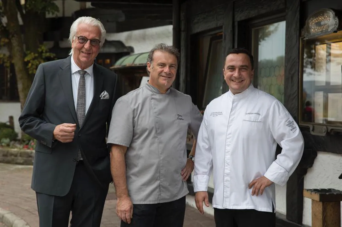 Der Elsaesser Patissier Pierre Lingelser mit Heiner Finkbeiner und Küchenchef Torsten Michel