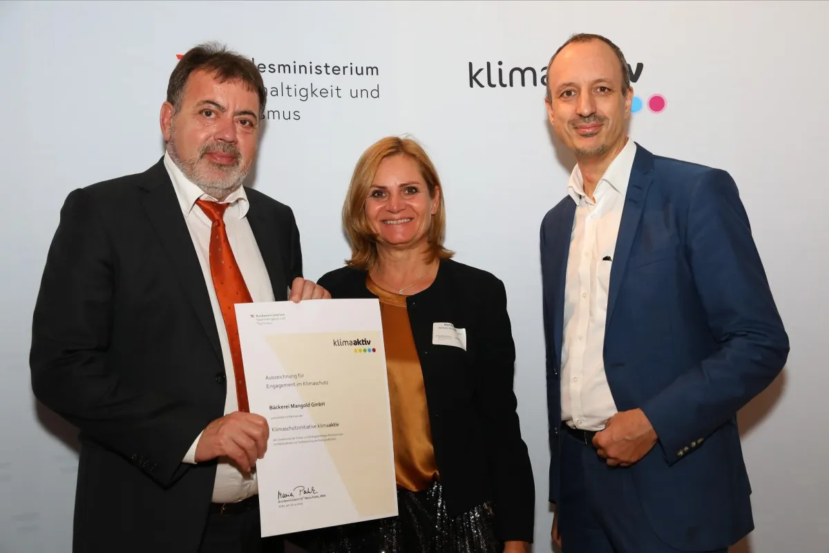 Verleihung durch Sektionschef (des BMNT) Dr. Jürgen Schneider (re.) an Monika und Egon Haag -Mangold