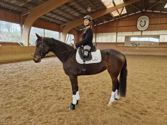 Trotz Handicap fest im Sattel – für Traversalen und Piaffen Bild: Trotz Handicap fest im Sattel – für Traversalen und Piaffen