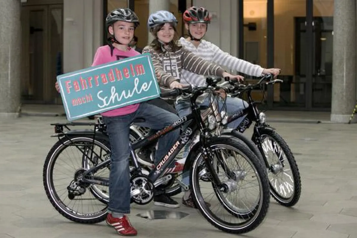 Zum Auftakt der großen Schulaktion FMS (Fahrradhelm macht Schule) lud der Deutsche Verkehrswacht e. V. im Namen aller Mitveranstalter nach Berlin. Mit dabei war eine vierte Klasse der Astrid-Lindgren-
