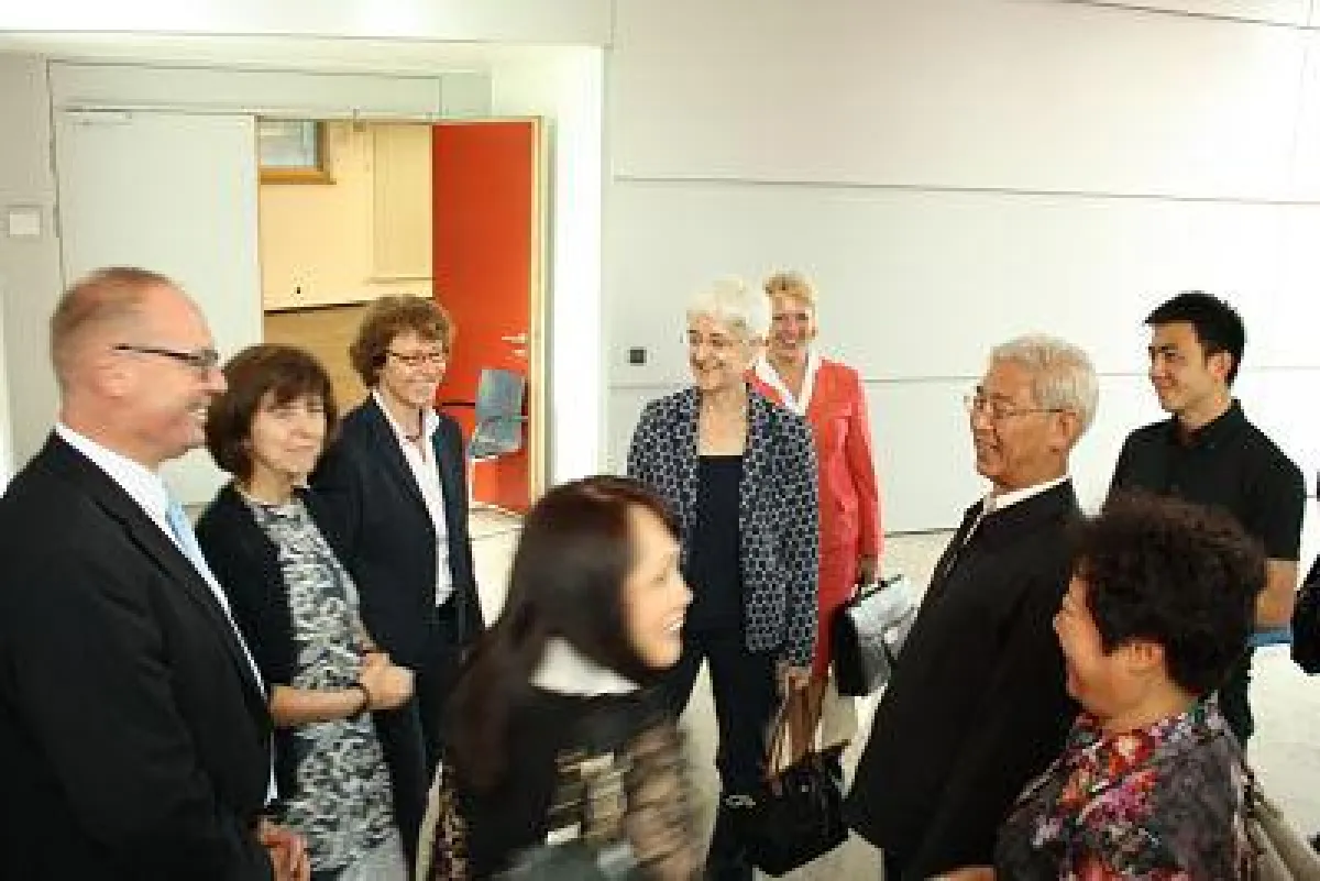 In ausgelassener Stimmung: Chinesischer Präsident des CAQ, JIA Fuxing (2. v. r.), wird von Prof. Dr.