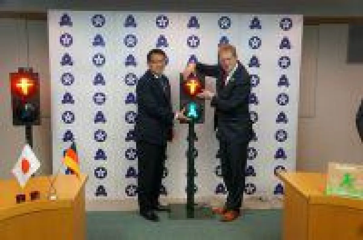 Auf eine erfolgreiche Zusammenarbeit - Bezirksstadtrat Ephraim Gothe (Berlin-Mitte) und Herr Narisawa (Bürgermeister von Bunkyo/To