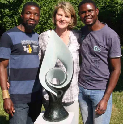 Bild: Open-Air Ausstellung mit Skulpturen aus Zimbabwe im Schlosspark