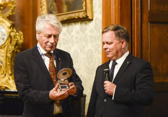 Bild: Klaus Christian Plönzke erhält Exzellenzpreis 2017 des Liberalen Mittelstandes Hessen