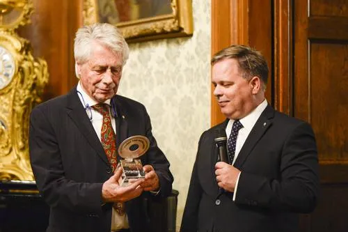Bild: Klaus Christian Plönzke erhält Exzellenzpreis 2017 des Liberalen Mittelstandes Hessen