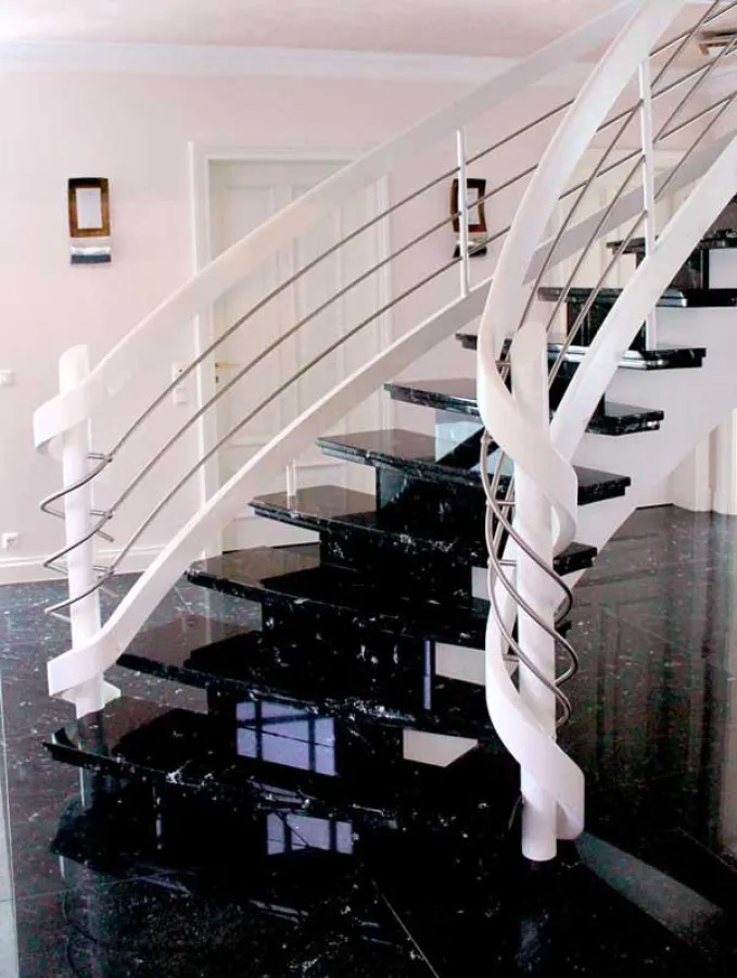 Natursteintreppe aus Granit als Bogentreppe konzipiert