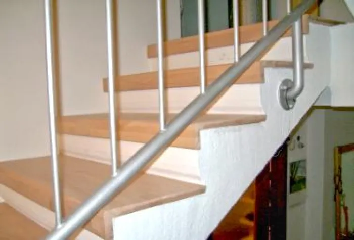 Bild: Neubau-Treppe mit echtem Holz verschönern