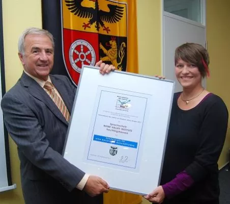 Bild: Sonderpreis Unternehmen des Jahres 2011 im Landkreis Mainz Bingen für Wein und Englisch