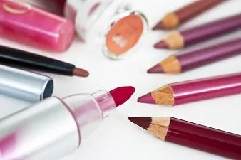 Dekorative Kosmetik: Hersteller haben Nachholbedarf im Social Web Bild: Dekorative Kosmetik: Hersteller haben Nachholbedarf im Social Web