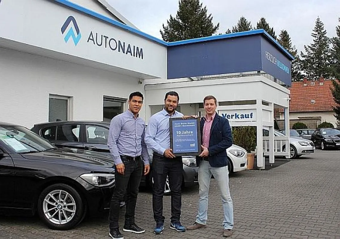 Ressa Naim (li.), Geschäftsführer Auto Naim GmbH, Karim Naim Geschäftsführer Auto Naim GmbH und Stef