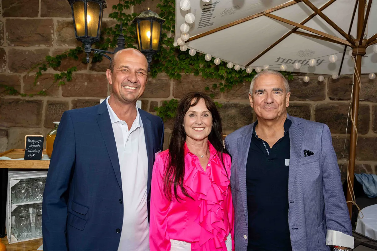 v.l.n.r. Marcellus Glovania (ARTUS GRUPPE), Sabine Michel (Veranstalterin, Unternehmer ORANGE), Dr. 