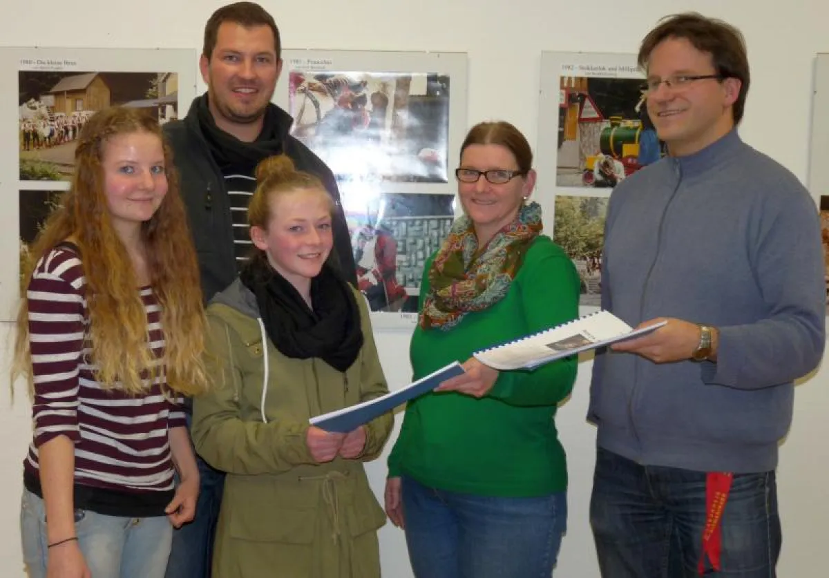 Übergabe der Textbücher an die Hauptdarstellerinnen