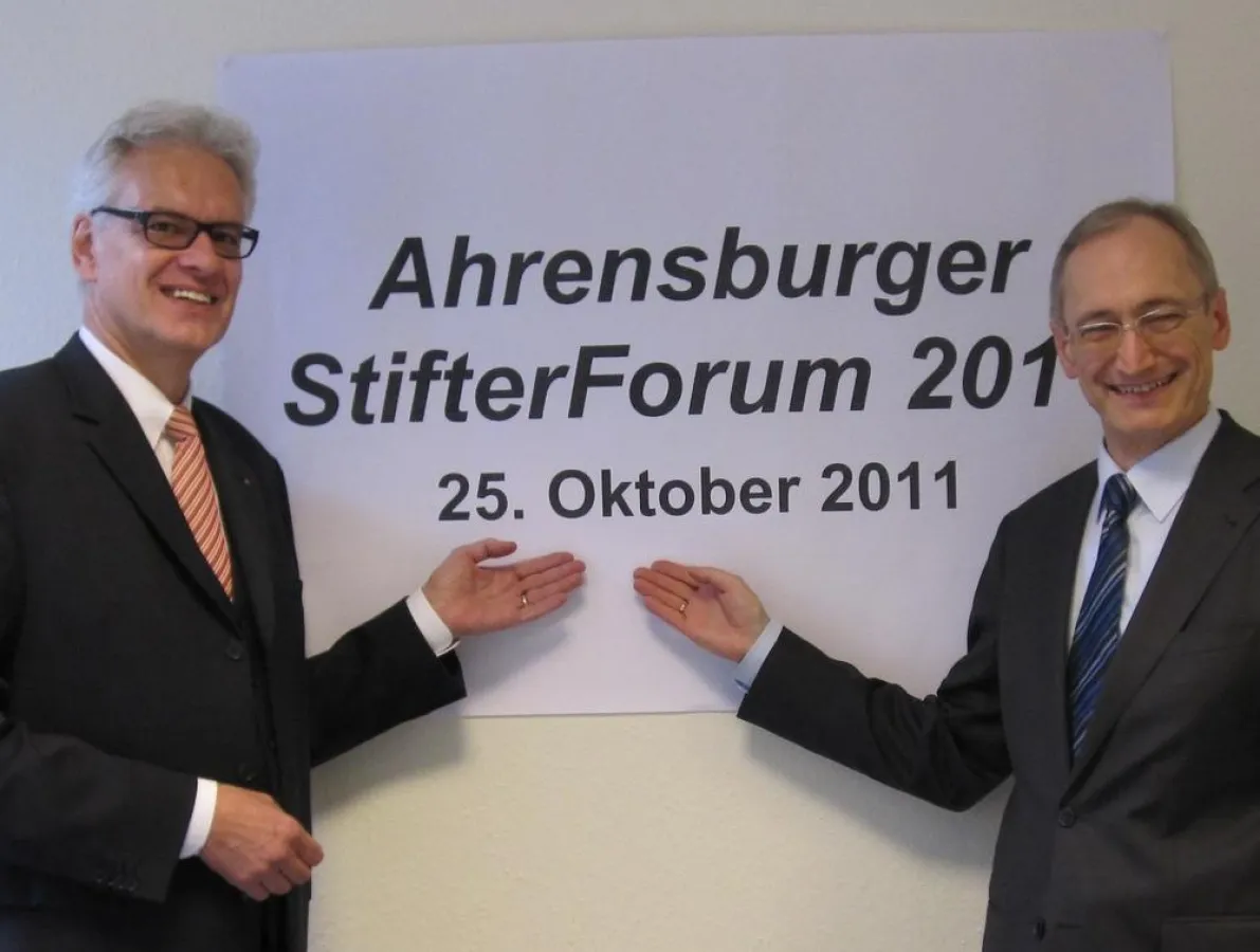 Andreas Meyer (Haspa) und Dr. Michael Eckstein (BürgerStiftung) bereiten das StifterForum vor (Foto: Alix Beckmann)