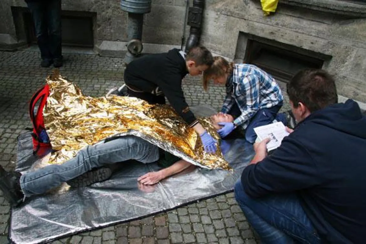 Teilnehmer der ASJ München leisten Erste-Hilfe - Foto: ASB München