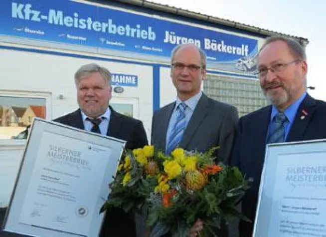 Bild: „Silberne“ Kfz-Mechanikermeister sind sie beide, …