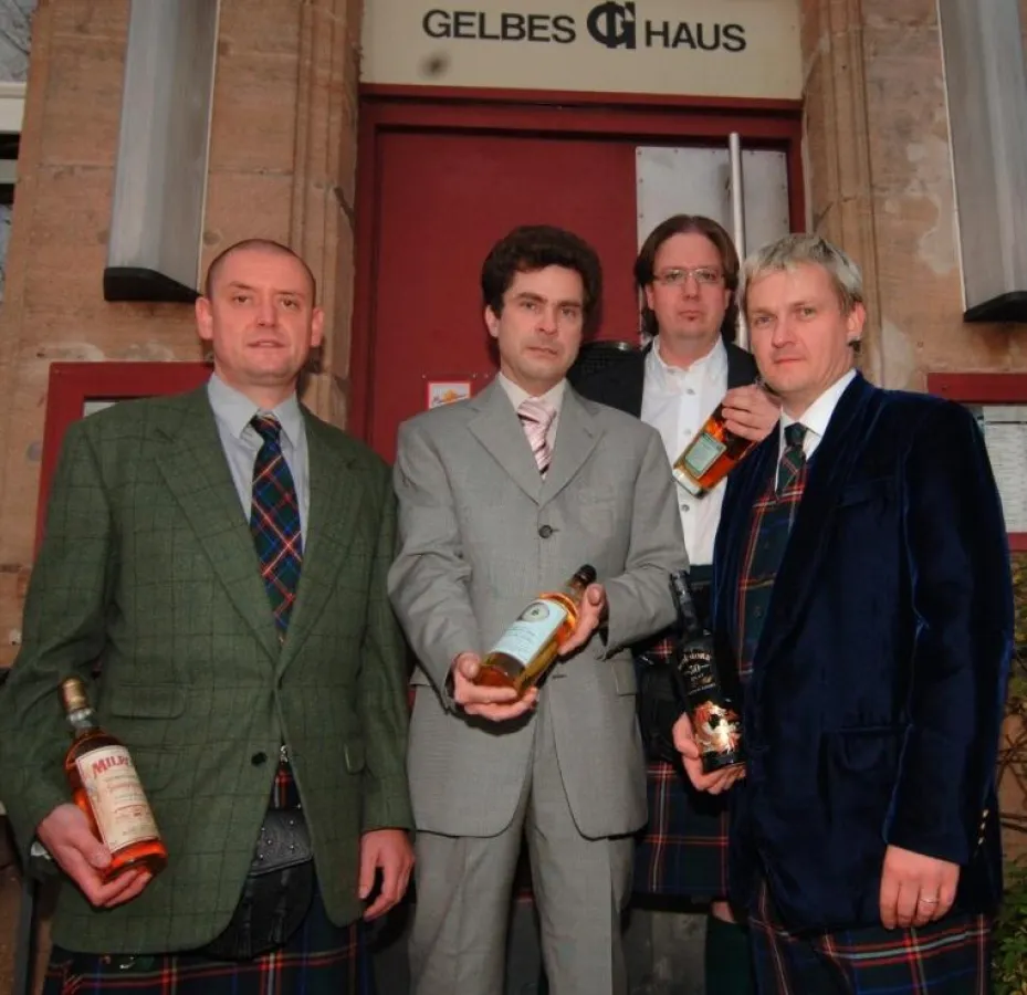 (v.l.n.r.) Schatzmeister Norbert Edel, Vize Präsident Oliver Kirschner, Schriftführer Harald Schieder und Präsident Bernd Schäfer, vor dem ?Vereinsheim? dem Gelben Haus in Nürnberg