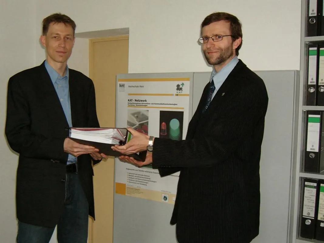 Übergabe der Evaluationsergebnisse durch den Geschäftsführer der ESA PVA, Dr. Stefan Schünemann (l.) an den Prorektor für Forschung und Wissenstransfer und Leiter des Kompetenzzentrums der Hochschule