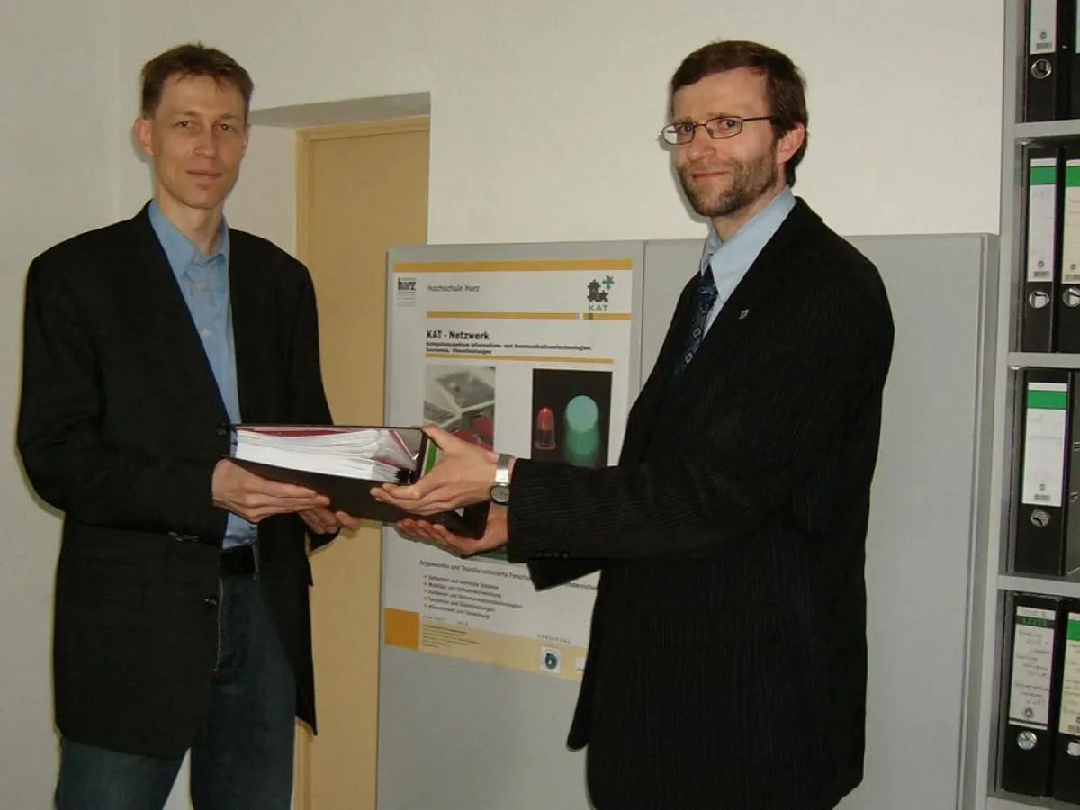 Übergabe der Evaluationsergebnisse durch den Geschäftsführer der ESA PVA, Dr. Stefan Schünemann (l.) an den Prorektor für Forschung und Wissenstransfer und Leiter des Kompetenzzentrums der Hochschule 