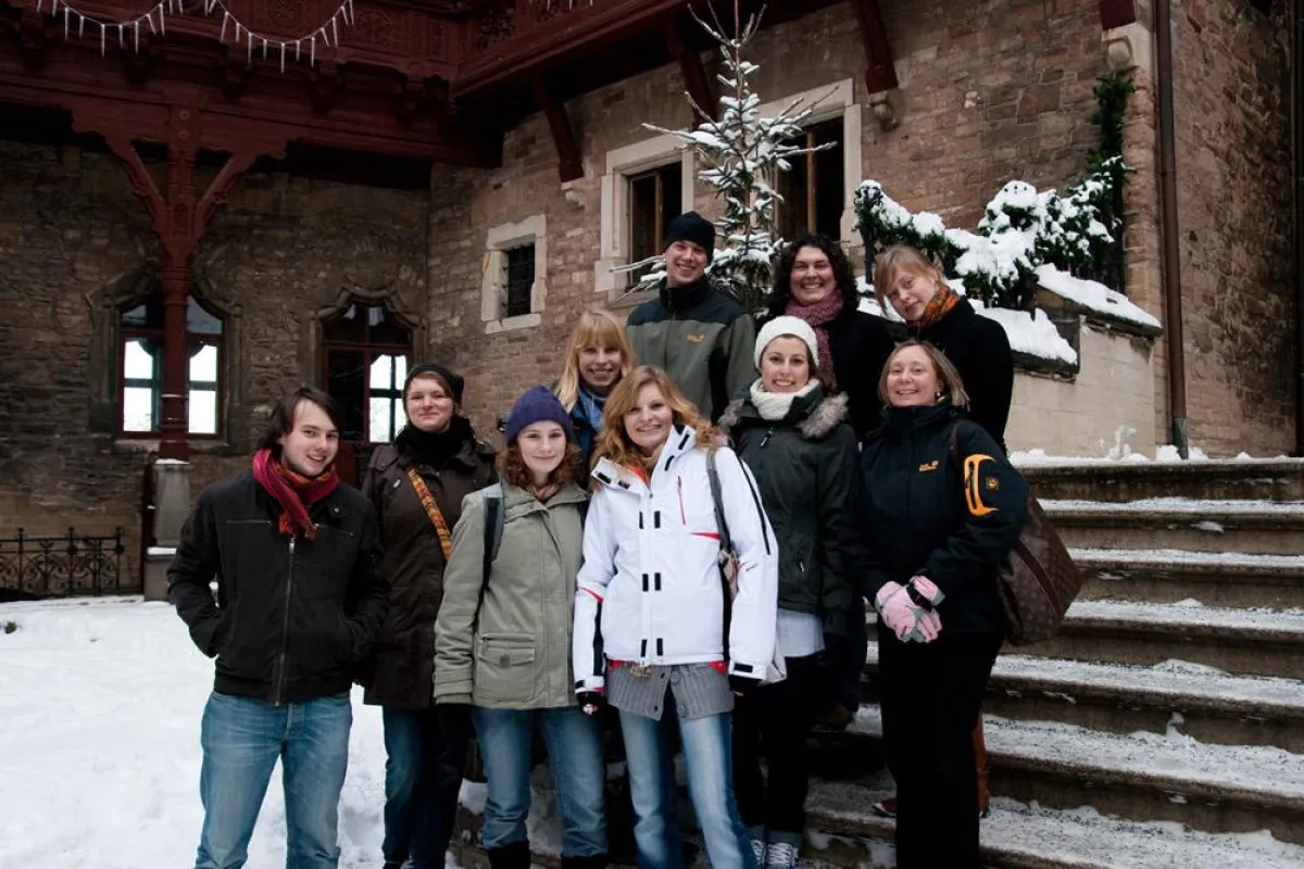 Gemeinsam mit Französisch-Dozentin Sarah Piper (r.) organisierten Studierende der Hochschule Harz (FH) eine französischsprachige Führung durch das Schloß Wernigerode®.
