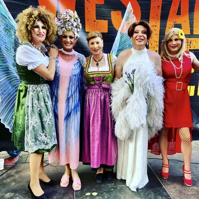 Bild: UQOM (v.r.n.l.): Agnetha Blossom, Yvonne Bonbon, Brini Olsen, Same4Fame, Daphny Ryan