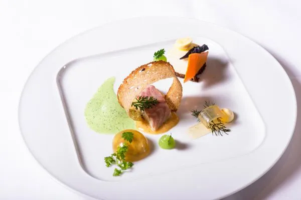 Hamburg kulinarisch entdecken: das Hamburg HafenCity-Menü im Restaurant Strauchs Falco Bild: Hamburg kulinarisch entdecken: das Hamburg HafenCity-Menü im Restaurant Strauchs Falco
