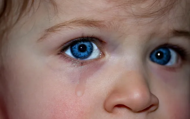 Bild: Das geht ins Auge! Betäubungsmittel in Kindershampoos.