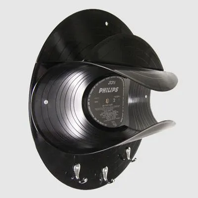 Bild: Leuchtende Schallplatten, frische Sommerröcke und Seifen aus handgepflückten Kräutern