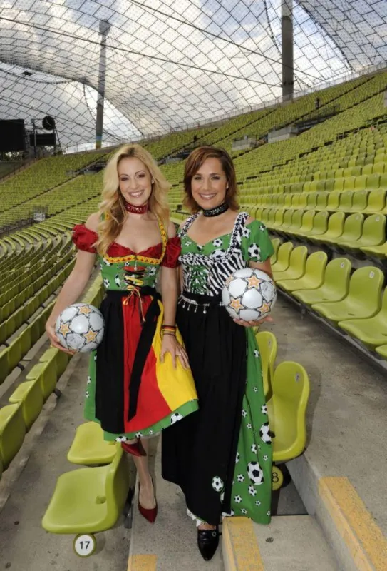 Andrea Kaiser und Janina Nottensteiner im WM-Dirndl von Trachten Angermaier