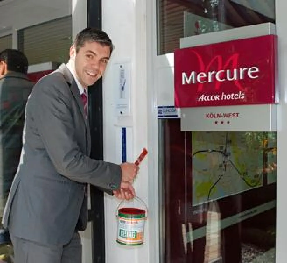 1.000 Liter Farbe geben seinem Hotel neuen Glanz: Bart Vaessen, Direktor des Mercure Hotel Köln West