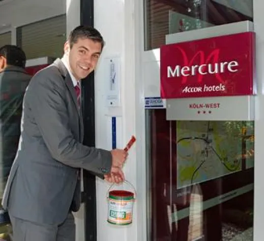 Bild: Ein neues Gesicht für das Mercure Hotel Köln West - 1.000 Liter Farbe geben Marsdorfer Hotel neuen Glanz