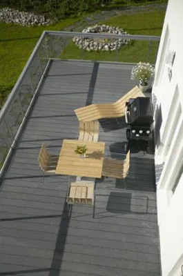 Bild: Nachhaltig und sicher: Erste WPC-Terrassendiele mit Umweltzertifikat, CE- und PEFC-Zeichen