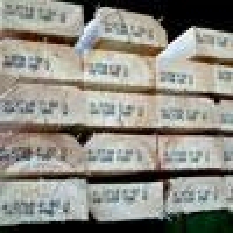 Mehrzeilige Beschriftung von sägerauem Holz