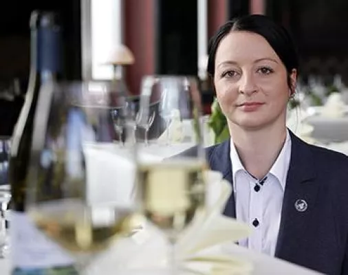 Weinfachfrau Kassandra Kuntzsch leitet Restaurant „Belle Epoque“ Bild: Weinfachfrau Kassandra Kuntzsch leitet Restaurant „Belle Epoque“