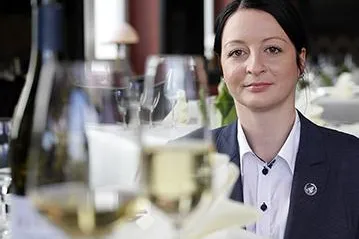 Weinfachfrau Kassandra Kuntzsch leitet Restaurant „Belle Epoque“ Bild: Weinfachfrau Kassandra Kuntzsch leitet Restaurant „Belle Epoque“