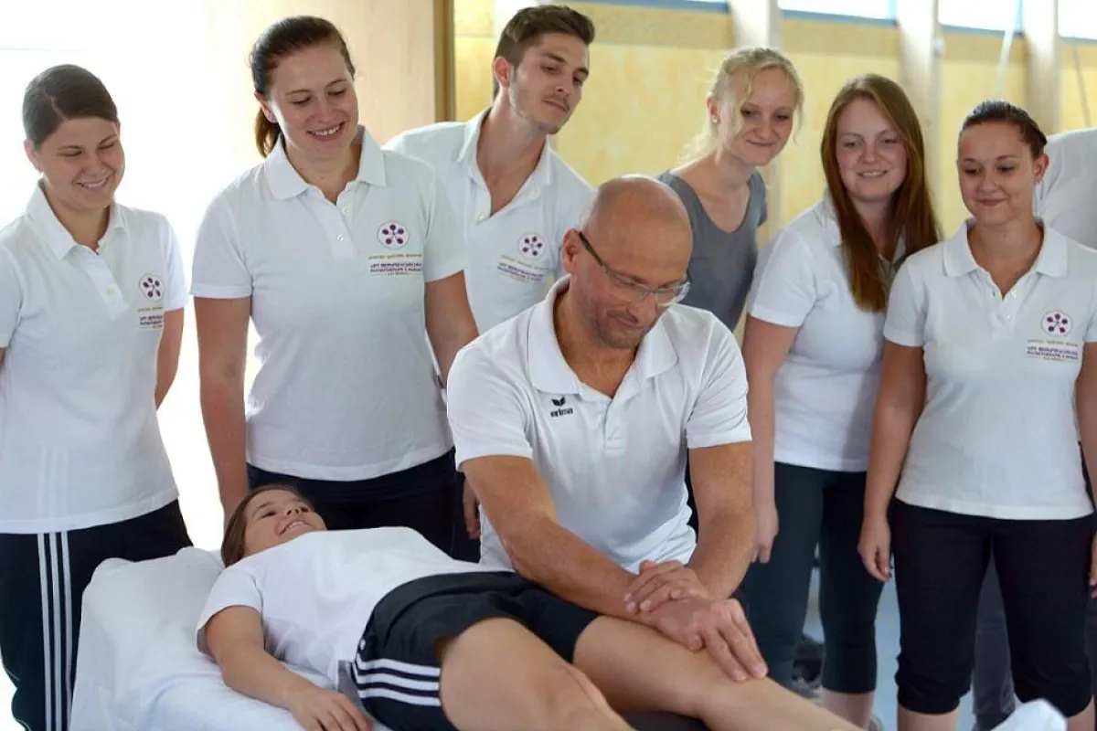Massageunterricht an der VPT-Berufsfachschule in Bad Birnbach. (VPT-BFS/ Juliane Zitzlsperger)