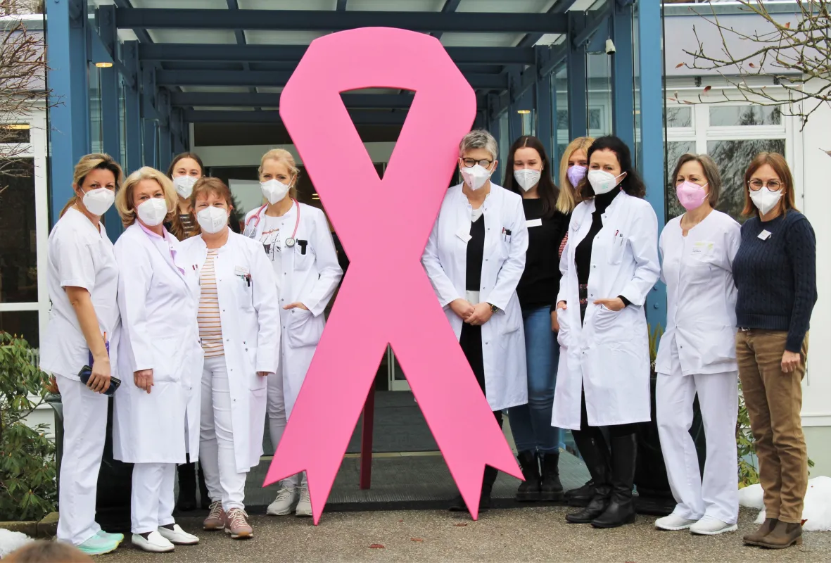Weltkrebstag 2022: Das Team der Klinik Bad Trissl setzt ein Zeichen für Krebspatienten (© Klinik Bad Trissl )