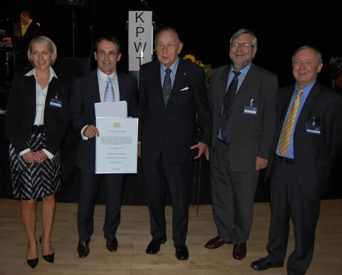 Stiftungsvorstand Dr. Franz X. Kirschner (2. v. l.) stellte  Bundesaußenminister a. D. Hans-Dietrich Genscher (3. v. l.) die neue Stiftung vor. Dem Stiftungsrat gehören an Eva  Kirschner (v.l.), Passa