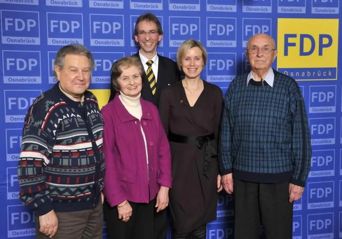 (vorne von rechts) Ehrenmitglied Diedrich Buermeyer, Petra Thiele, Christa Pabst und Franz Kruczek erhielten ihre Ehrungen aus den Händen des FDP-Kreisvorsitzenden Wolfgang P. Vogt (hinten)