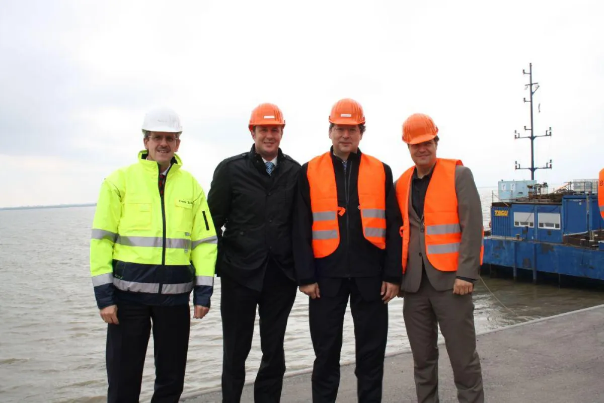 v.l.nr.: Frank Schnabel, Hans Helmut Schramm, Minister Reinhard Meyer, Minister Robert Habeck