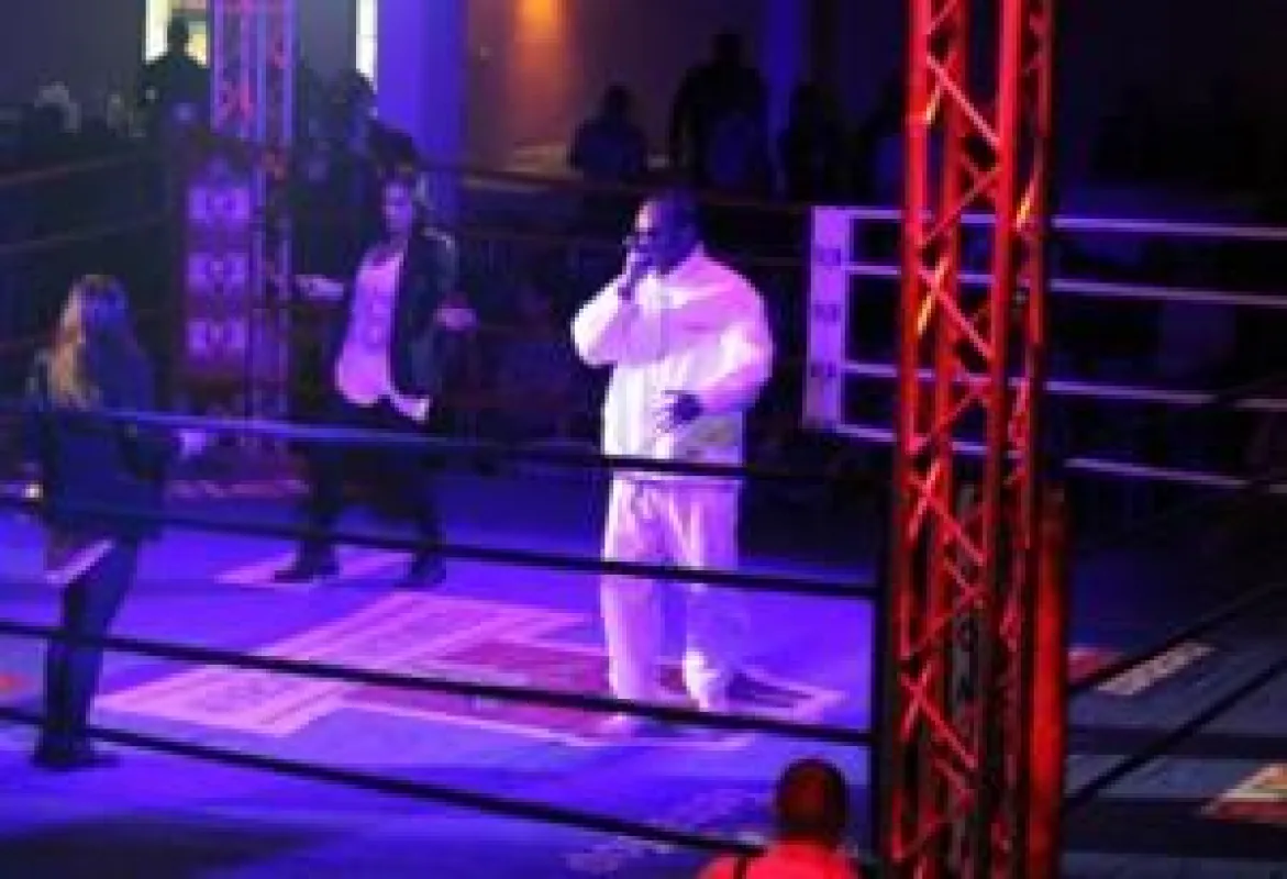 „2schneidig“ live beim Profi-Boxkampf
