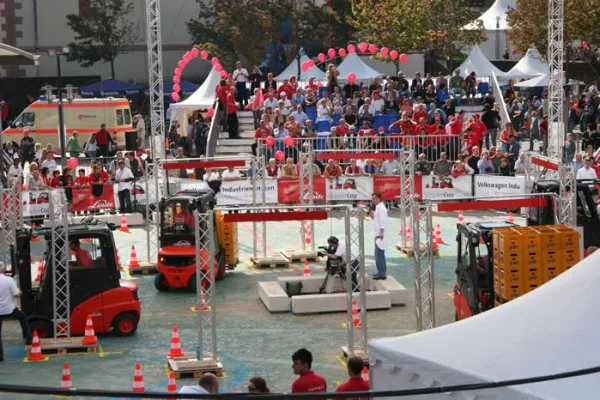 Bild: Journalisten stapeln hoch - Pressekonferenz informiert über Großveranstaltung zugunsten Kinderhospiz