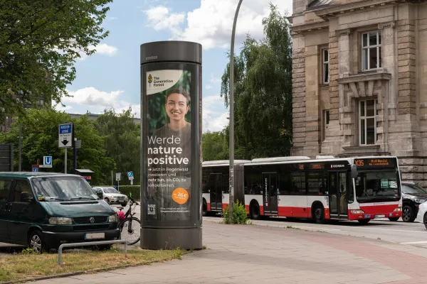 Bild: The Generation Forest positioniert sich mit bundesweiter Plakatkampagne als Vordenker für „nature positive“.