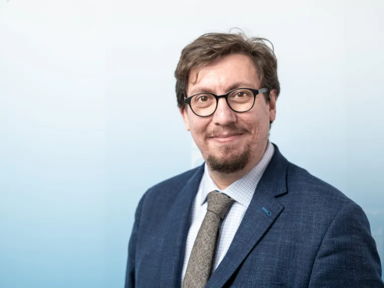 Bild: Starke Institutionen, hartnäckige Minderheit: Studie beleuchtet Verschwörungsglauben in Deutschland
