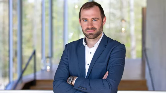 Bild: Prof. Steffen Eckhard erhält 2 Millionen Euro vom Europäischen Forschungsrat zur Erforschung von KI in der Verwaltung