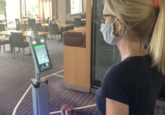 Bild: Künstliche Intelligenz unterstützt Einlasskontrolle bei Maskenpflicht